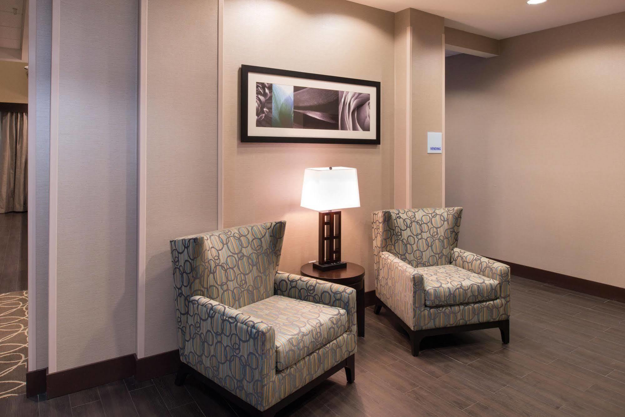 Holiday Inn Express & Suites Bakersfield Airport By Ihg Eksteriør bilde