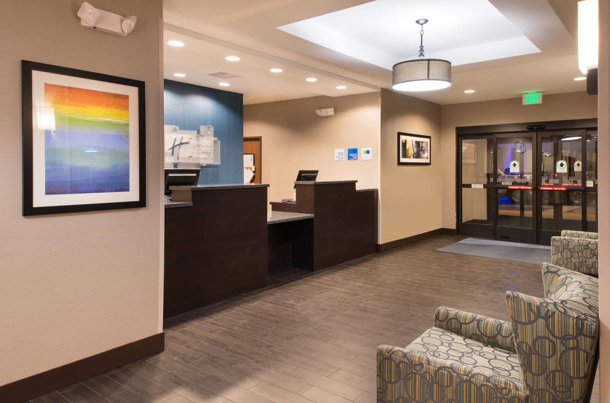 Holiday Inn Express & Suites Bakersfield Airport By Ihg Eksteriør bilde